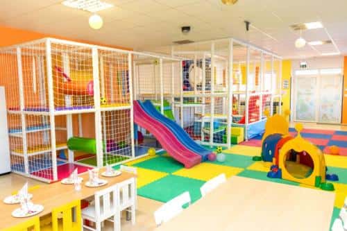 Igralnica Barabin z veliko plezalno konstrukcijo, toboganom in mizami za pogostitev